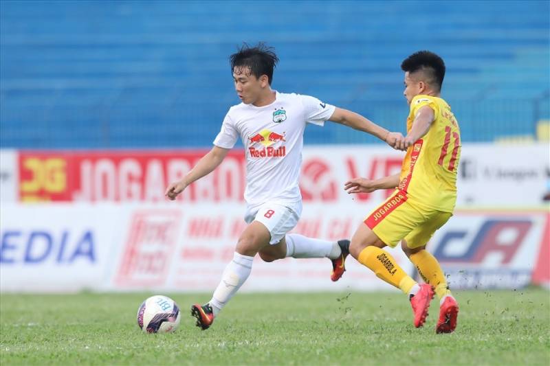 Cầu Thủ Minh Vương – Tiền Vệ Tài Hoa & Kẻ Chinh Phục Thầm Lặng 3 Sự Nghiệp Câu Lạc Bộ – Trái Tim Của HAGL